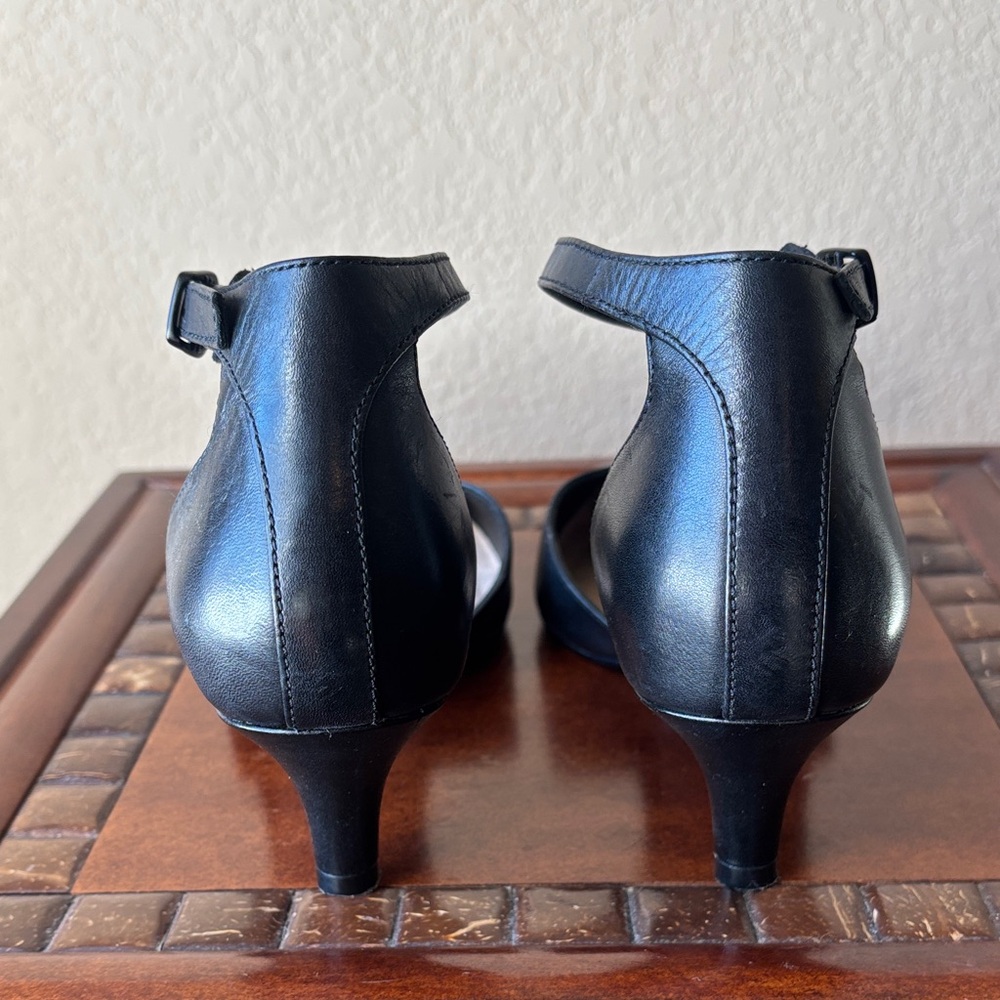 Clarks Linvale Edyth Black Pump with  Ankle Strap and Kitten Heels, size 7.5 - Picture 4 of 9